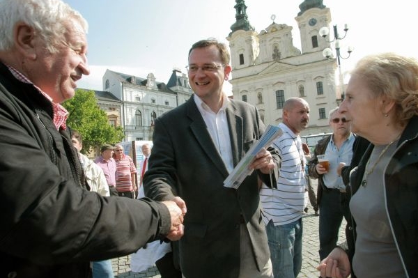 Důchodci chodili Nečasovi osobně poděkovat.
