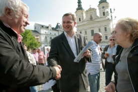 Důchodci chodili Nečasovi osobně poděkovat.