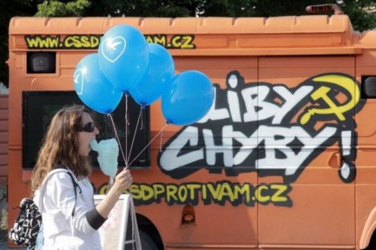 Pár fotek s politikem, spousta rozdaných balonků, pivo za deset...