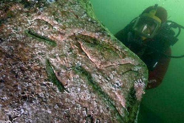 Stavby z vápencových bloků smetla do moře před 1600 lety vlna tsunami.