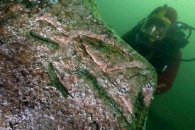 Stavby z vápencových bloků smetla do moře před 1600 lety vlna tsunami.