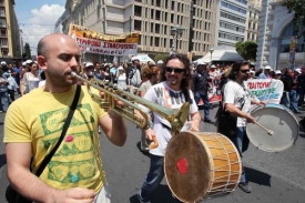 Řekové protestují proti úsporným opatřením.