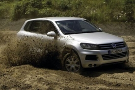 Touareg zvládne i těžší terén.