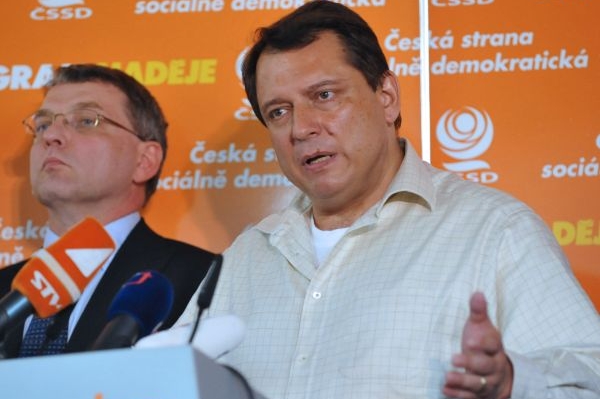 Jiří Paroubek (vpravo) radí Miloši Zemanovi, aby méně pil a více četl.