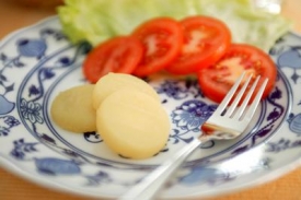 Zdravě. Nízkotučné olomoucké tvarůžky a zelenina.
