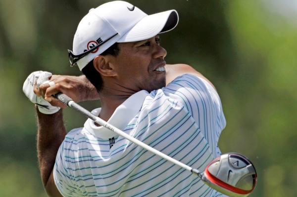 Tiger Woods se vrací. Může ho ale sesadit Mickelson.