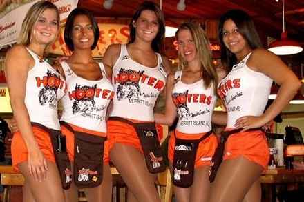 V řetězci Hooters zjev hraje velkou roli (ilustrační foto).
