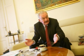 Sobotka: Chod ústavu je v nebezpečí.