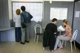 V krizi roste počet lidí na úřadech práce a počet lživých životopisů.