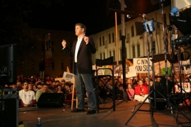 Diváky upoutávají mladší konkurenti, například moderátor Sean Hannity. Diváky upoutávají mladší konkurenti, například moderátor Sean Hannity.