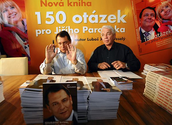 Křtění knih, zapojení manželek a známých tváří do kampaně. Už běžné.