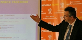 Facebook a ČSSD. Jaroslav Tvrdík konzultuje s poradci nejčastěji.