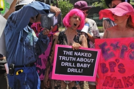 Přístup společnosti BP k problému již vyvolal několik demonstrací. Přístup společnosti BP k problému již vyvolal několik demonstrací.