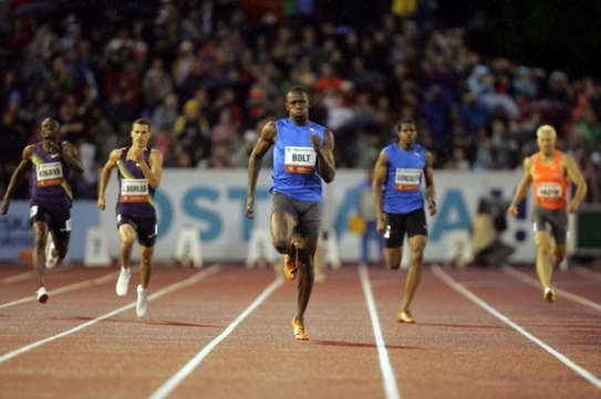 Usain Bolt v čele závodu na 300 metrů.