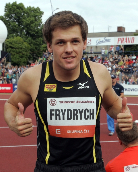 Petr Frydrych na úvod předvedl výkon roku v oštěpu.