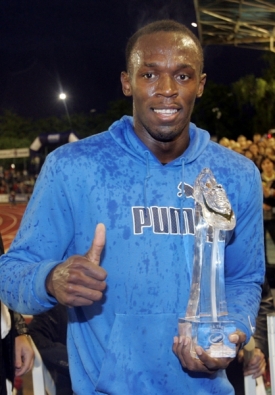 Bolt s trofejí Zlaté tretry.