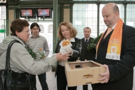 Sladkou koblihou nakonec někteří přeci jen nepohrdli.