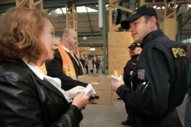 Snídaně od šéfa? Ani policisté koblize neodolali.