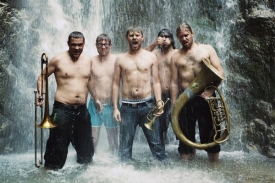 Německá dechovka LaBrassBanda prý hraje funk-jazz-techno.