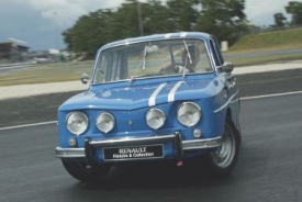 Historický snímek. R8 v úpravě Gordini na trati.