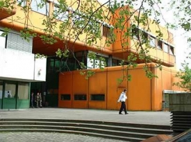 Diesterwegovo gymnázium v Berlíně. Místo sporu o modlení.