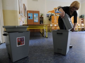 Poslední úpravy volební místnosti.