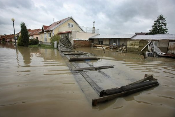 Povodně způsobily také sesuv půdy.