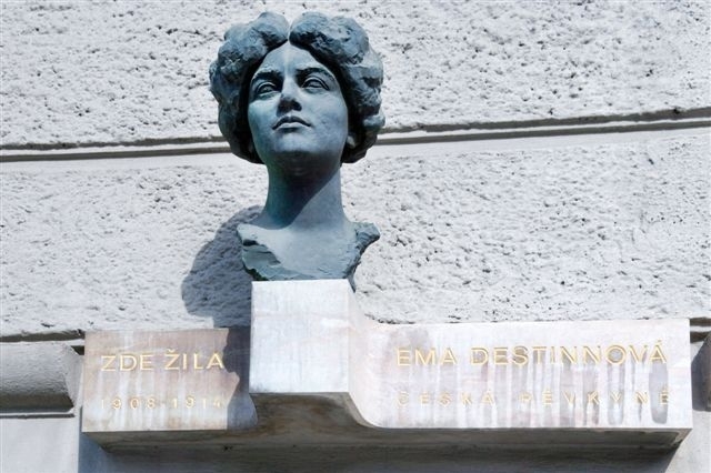 Destinová je spojena s řadou míst. Busta z Kaiserštejnského paláce.