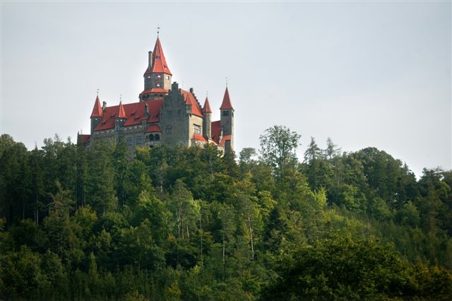 Hrad Bouzov nabízí zážitky i po setmění.
