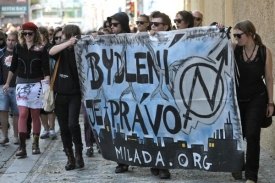 Squateři pomohou běžným nájemníkům proti majiteli domu.