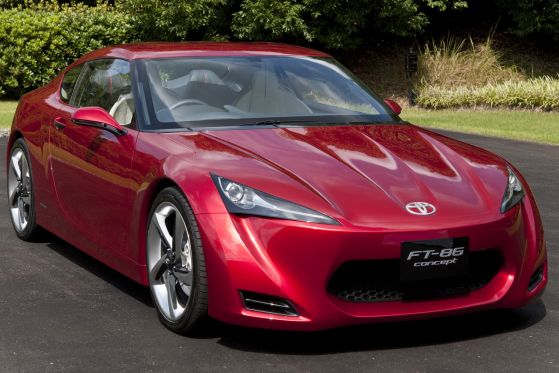 Na autosalonech je Toyota FT-86 středem pozornosti.