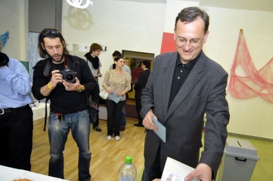 Petr Nečas odvolil i s rodinou v Rožnově pod Radhoštěm.