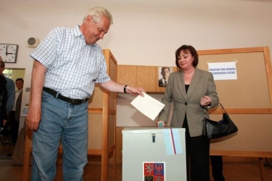 Miloš Zeman se ženou Ivanou odvolili v Ústí nad Labem.