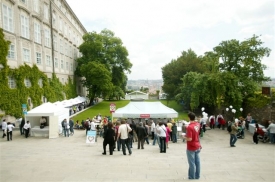 Ochutnávkové stany na festivalu.