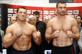 Albert Sosnowski (vlevo) a Vitalij Kličko. Albert Sosnowski (vlevo) a Vitalij Kličko.