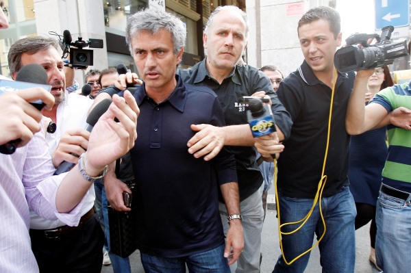 José Mourinho v obležení novinářů.
