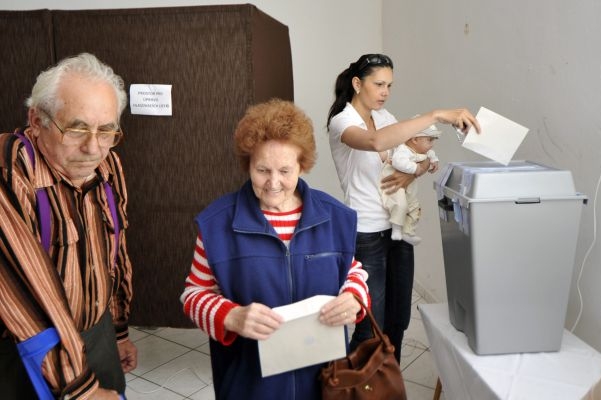 K urnám v pátek přišla až polovina oprávněných voličů.