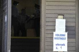 Volební místnosti jsou otevřené od osmi do dvou.
