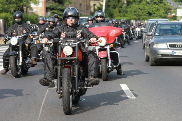 Motorkáři z Hells Angels na cestě do Prahy.