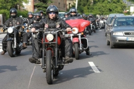 Motorkáři z Hells Angels na cestě do Prahy. Motorkáři z Hells Angels na cestě do Prahy.