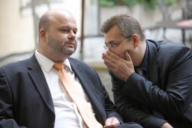 Jaroslav Tvrdík a Martin Pecina sledují první volební odhady.
