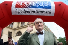 Velký důvod ke spokojenosti má určitě šéf TOP 09.