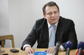 Jiří Paroubek přiznal porážku levice.