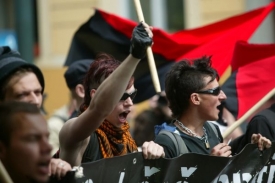 Anarchisté byli vybaveni papírovými podobiznami některých politiků.