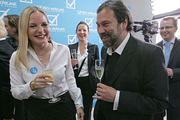 Jak chutná volební úspěch, předseda John a místopředsedkyně Klasnová.