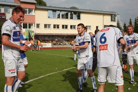 Fotbalisté Ústí nad Labem se radují z postupu.