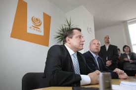Paroubek už není šéfem ČSSD, rezignoval po prohře levice ve volbách.