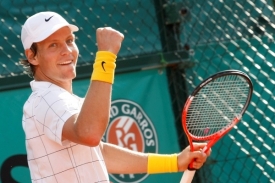 Tomáš Berdych se na Roland Garros raduje z postupu do 4. kola.