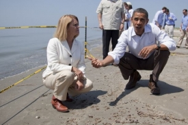 Barack Obama se Charlotte Randolphovou zkoumají škody.