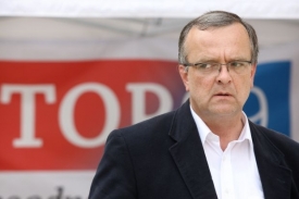 Miroslav Kalousek se raduje z osobního vítězství.